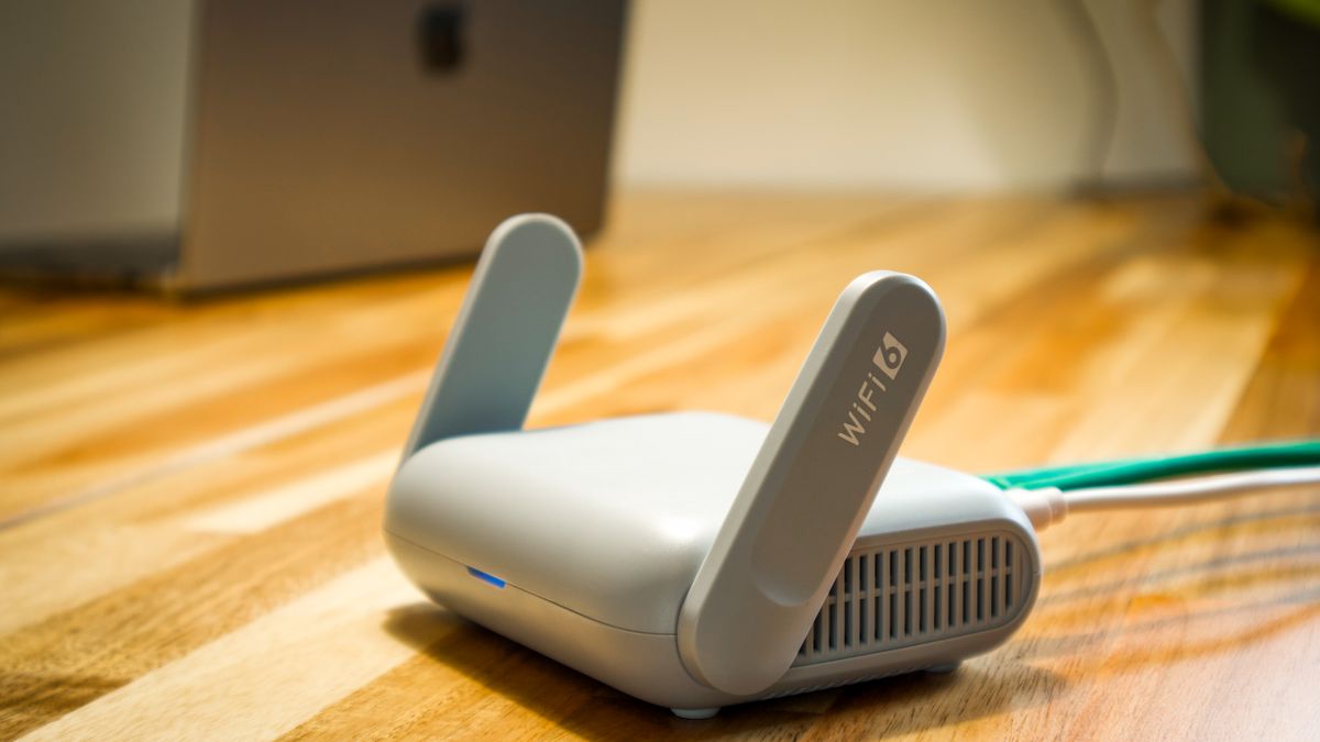 Draadloze router op een houten bureau als illustratie bij wifi- en netwerkadvies